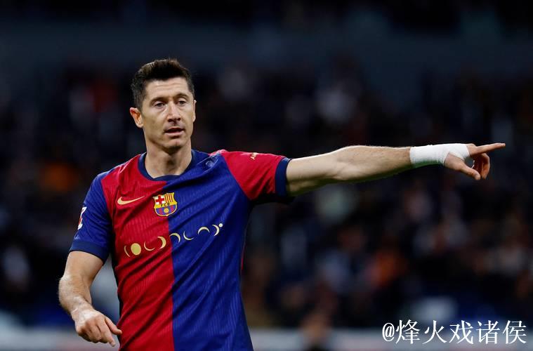 莱万愿大幅降薪续约巴萨，德科称需综合评估
