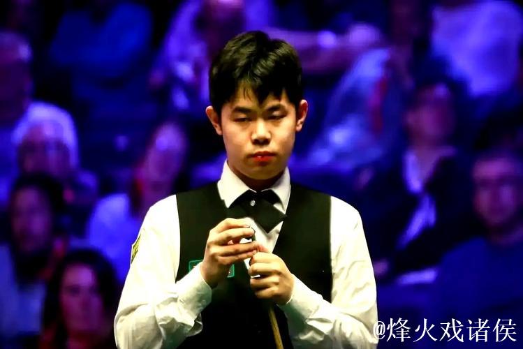 “再打两杆!”袁思俊示意全场观众为巩晨智助威,一片欢声笑语! “再打两杆!”袁思俊示意全场观众为巩晨智助威,一片欢声笑语!